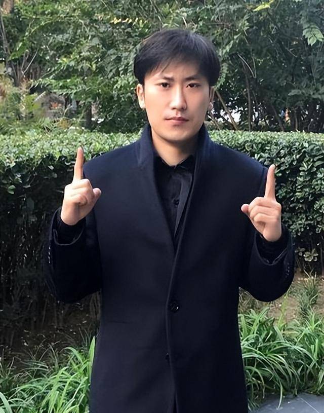 吴云飞需要重新审视自己的婚姻观,价值观,婚姻中的角色和责任.