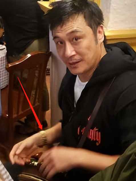 吴镇宇与儿子曝合照,60岁张耀扬意外出镜,满头白发身材堪比费翔