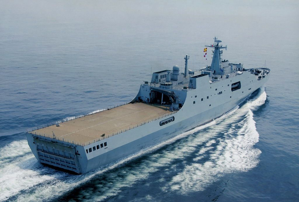 参赛总兵力超过了3000人,出动了一艘071型两栖船坞登陆舰,3艘055大型