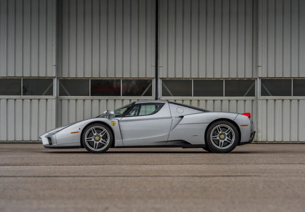 照片里这辆车在2003年,交付于加拿大安大略省的法拉利经销商处,交付后