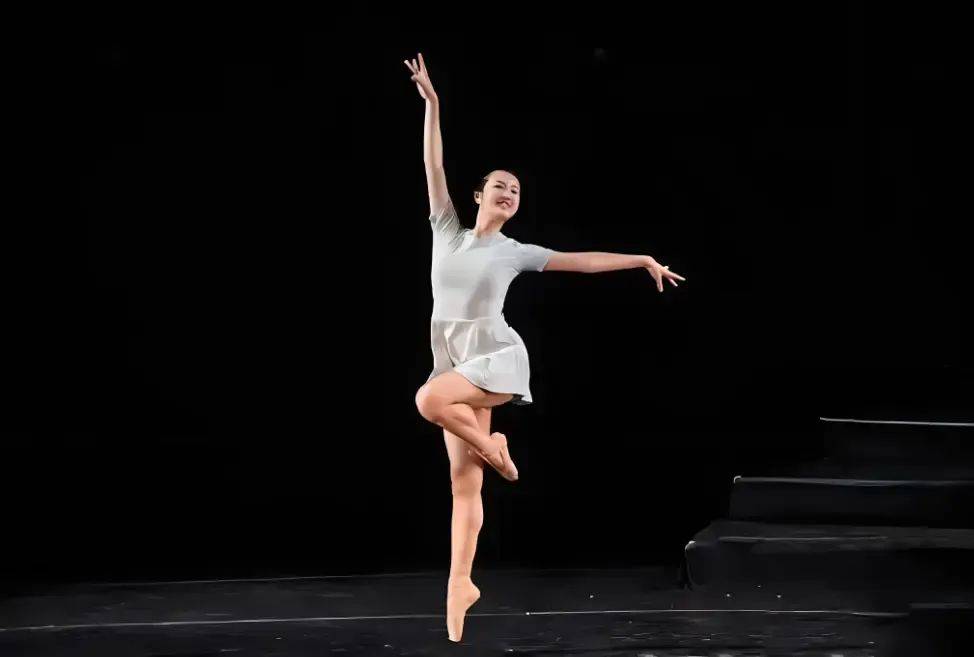 9岁时开始喜欢芭蕾舞,并且接受了严格的准职业训练.