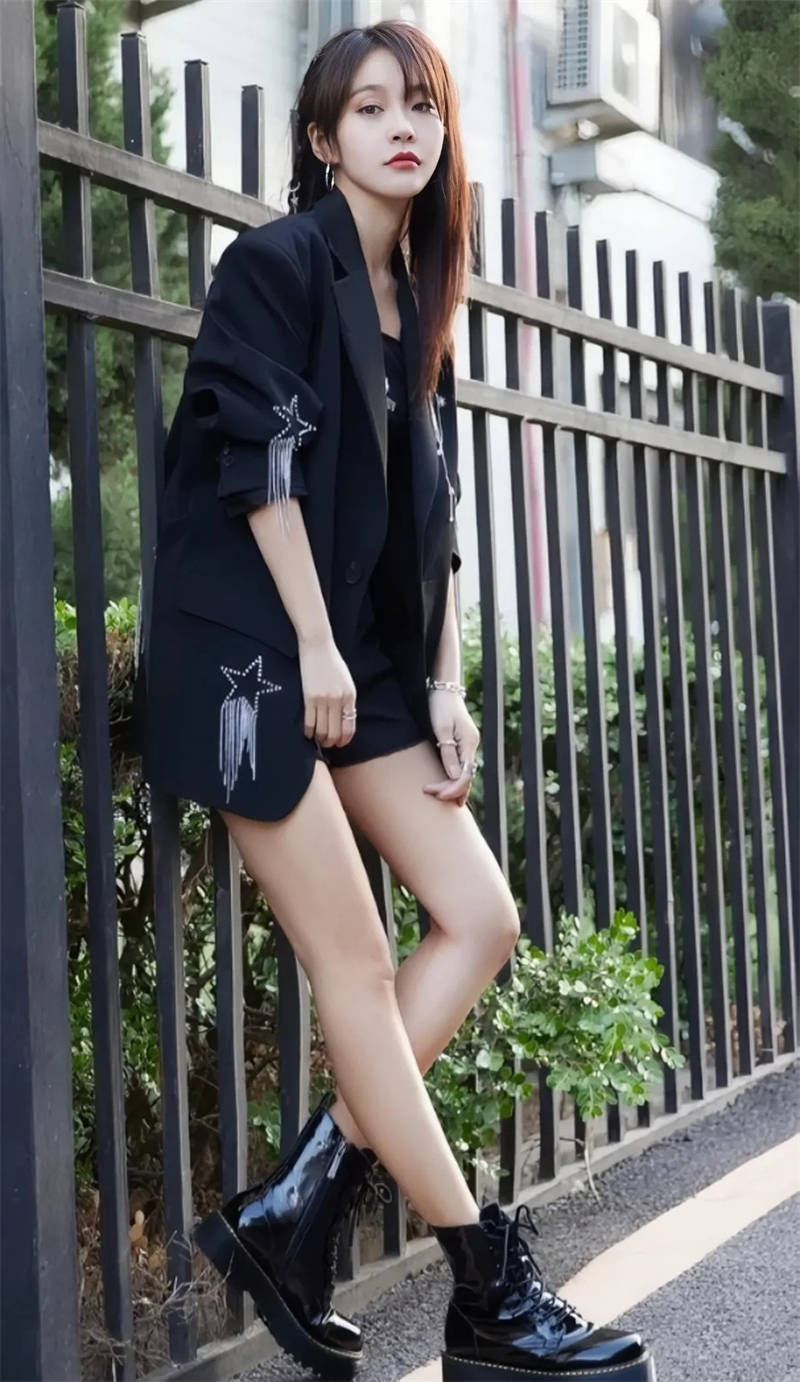 34岁的张佳宁,妆容淡雅甜美,弥漫着春日慵懒