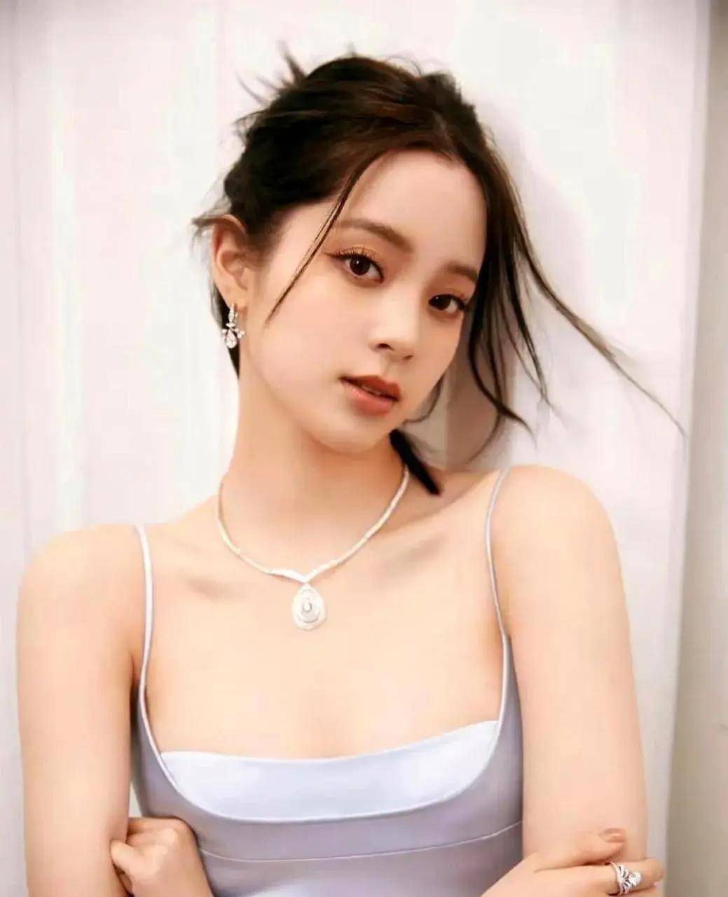 杨幂成为北电考官,张纪中妻子怀孕火了,欧阳娜娜演技引争议