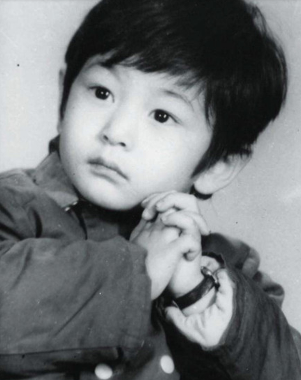 他做得最叛逆的事情就是上课偷看小说,黄晓明最爱金庸的武侠小说,他