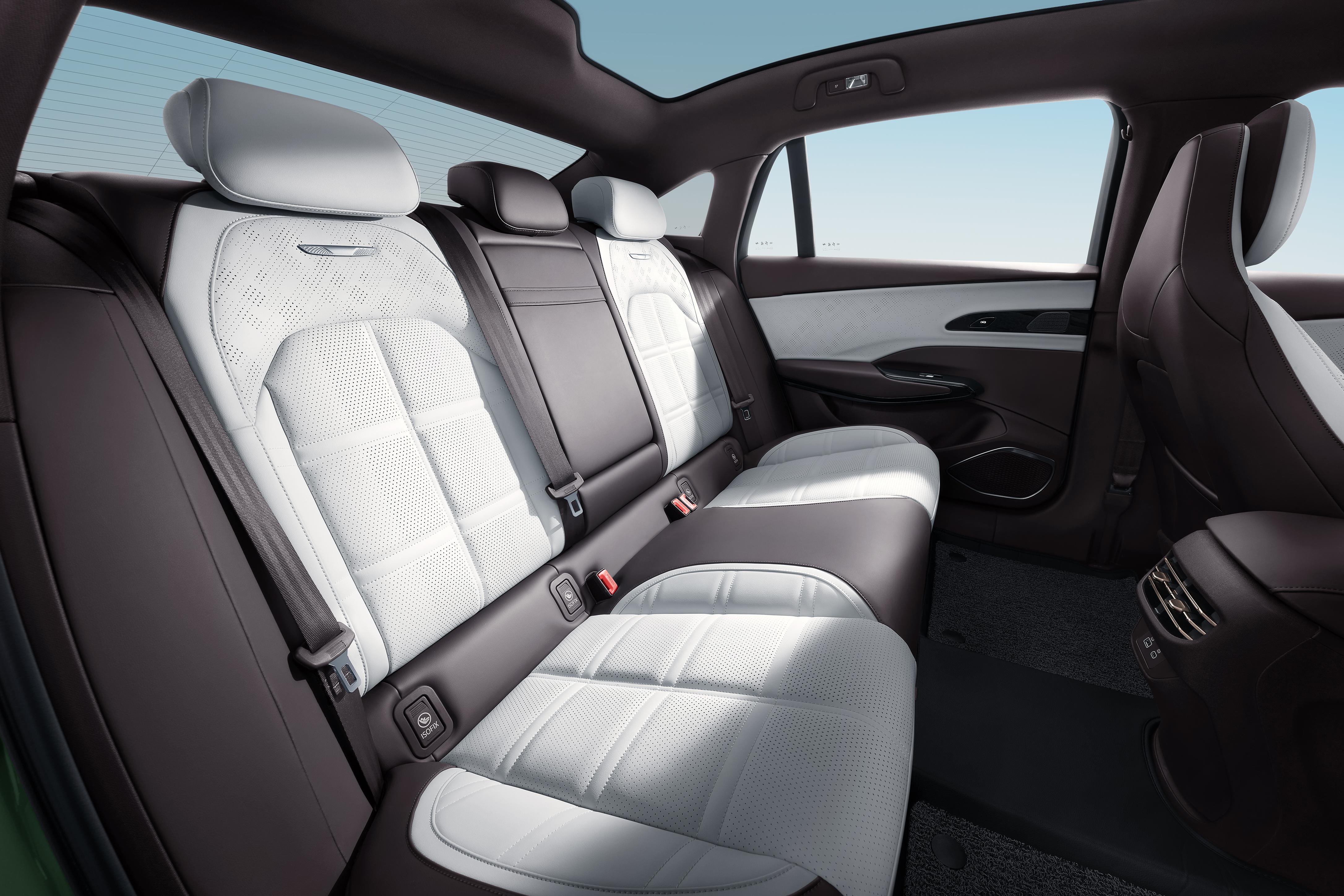 后排空间上,头部和腿部空间不能说特别宽敞,但肯定是够用,但坐垫对于