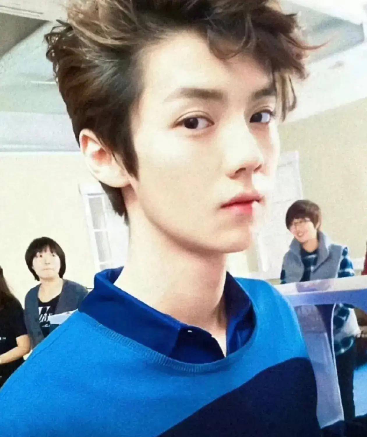 34岁鹿晗路透图,被嘲发福"姨味"重,对比颜值巅峰一目了然