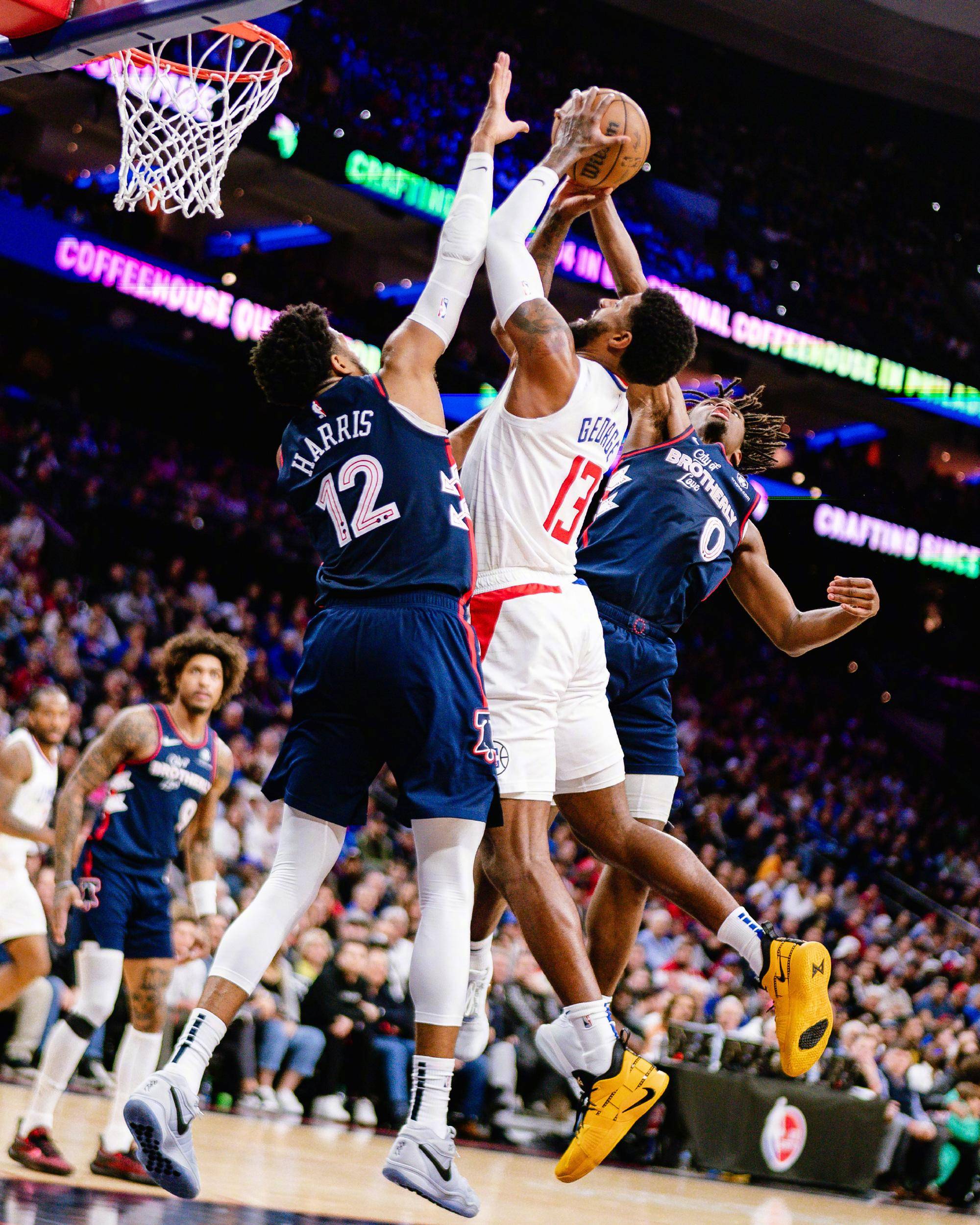 这场比赛哈登和保罗乔治两个人加起来26投7中,三分线外12投2中,我不