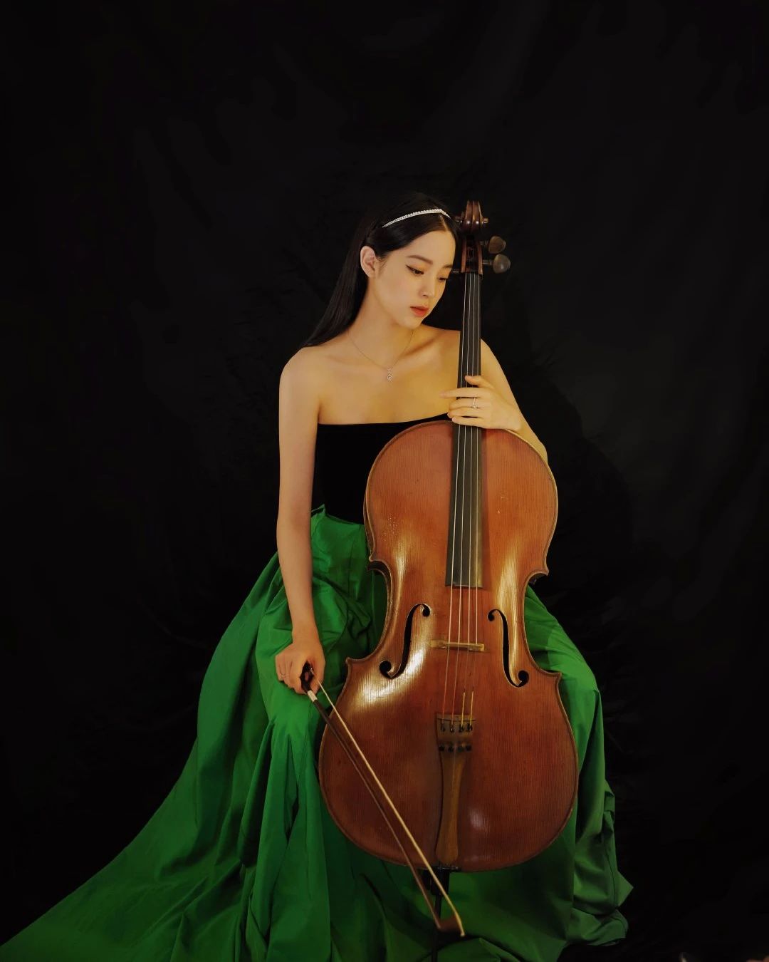 抹胸礼服扮相拉大提琴,简直美呆了
