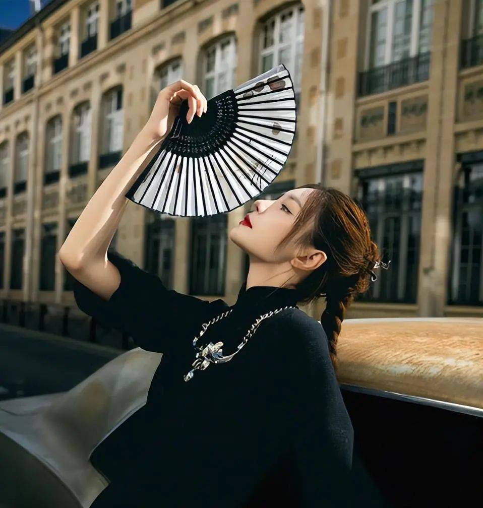 张华立的支持让她踏入备受期待的综艺节目《我是歌手》,仿佛是梦想的