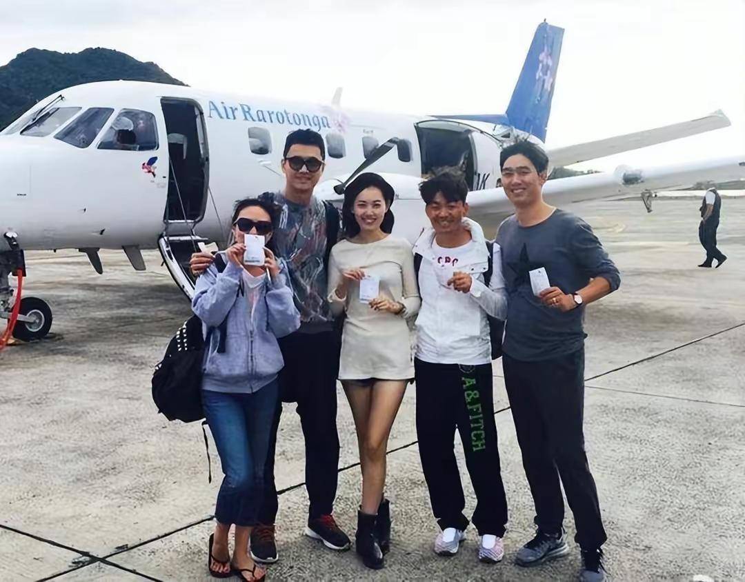 身高1.65米的马蓉,连蹦几下都碰不到监控线.