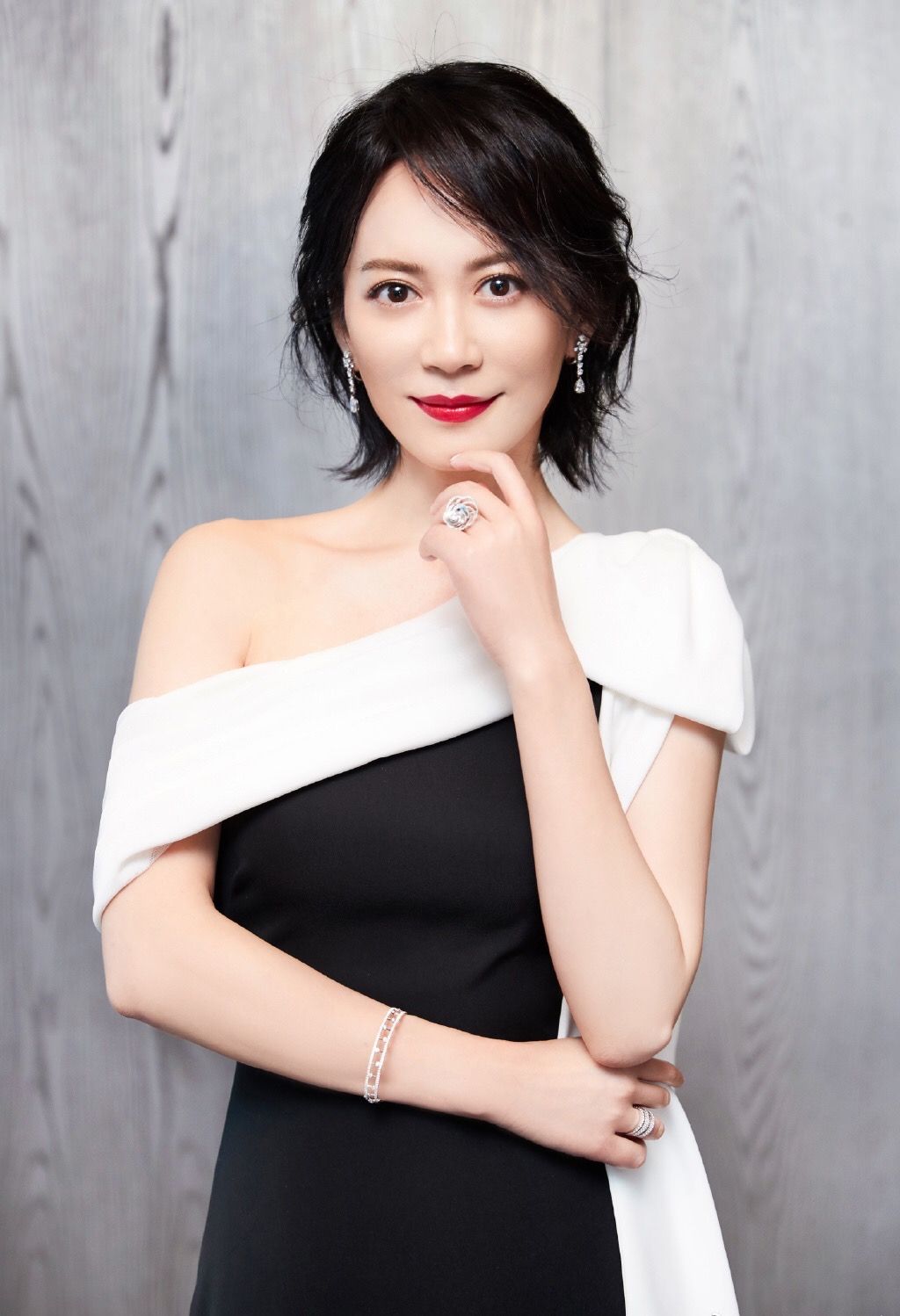 俞飞鸿真是越老越美,年轻时风姿绰约,52岁了不显老依旧风韵犹存