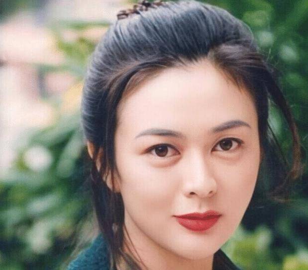 原创毛宁商演搂关之琳腰不避嫌,关之琳全程回避,看都不看他被疑嫌弃