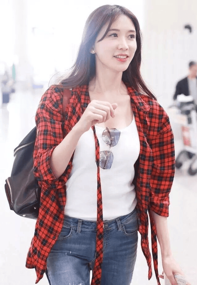 林志玲49岁又怎样?穿衬衫 牛仔裤时髦又减龄,好气质不惧时间