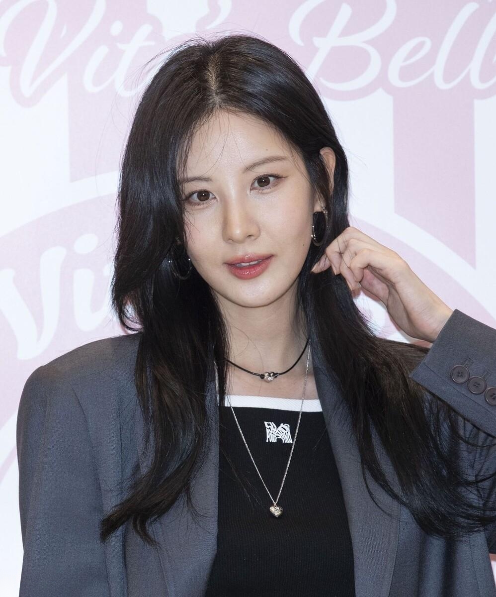 徐贤西装搭配短裙真的超级美,展现了无尽美腿风情