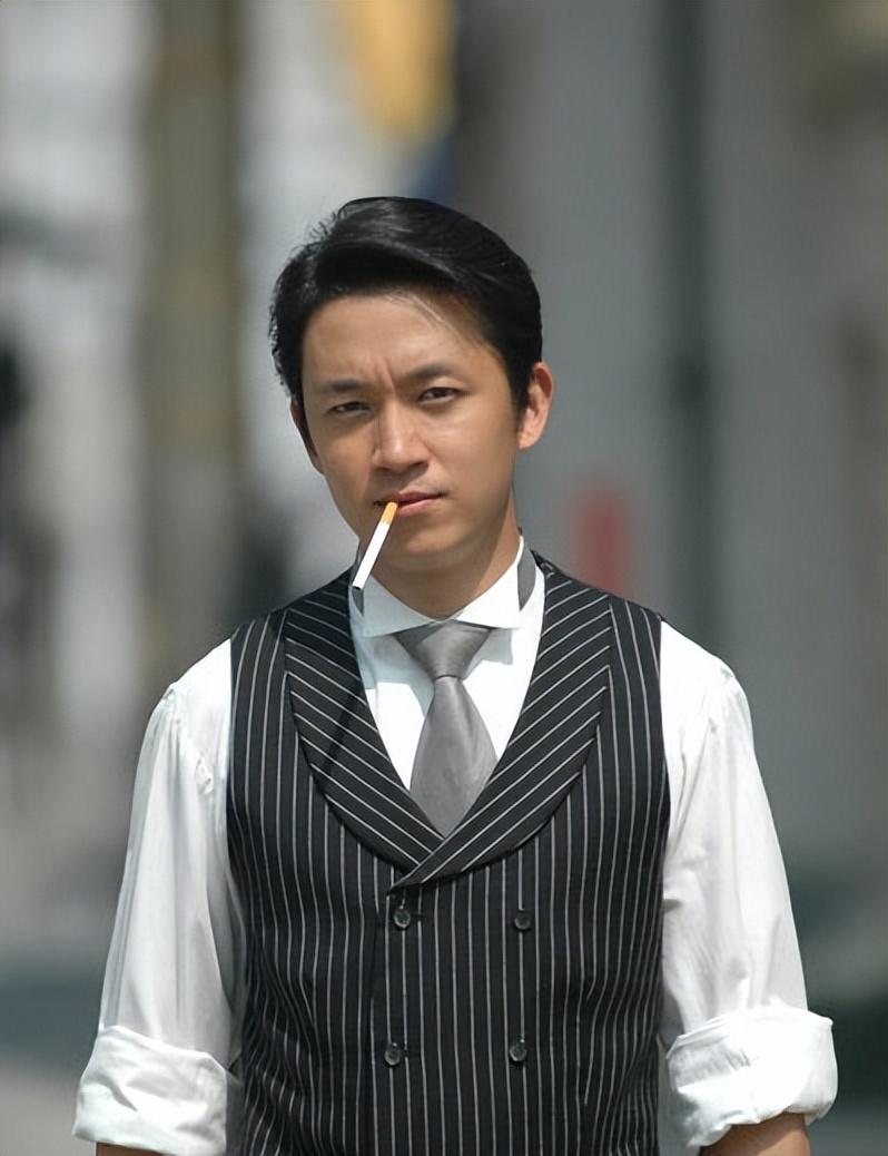 潘粤明在出演这部戏时还不满二十岁,少年感十足,由此开始他正式进入了