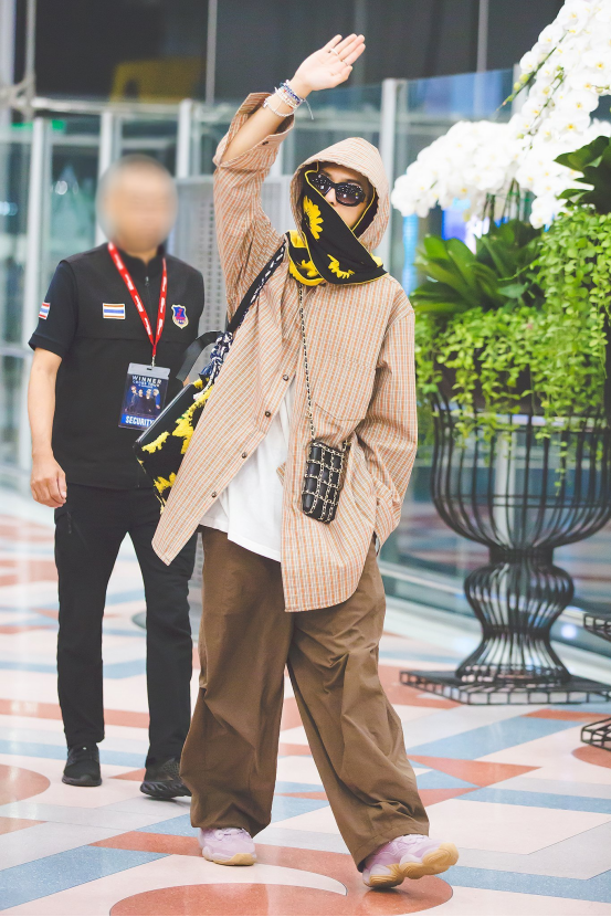 韩星宋旻浩穿搭合集,围巾当帽子又潮又时髦,不愧是韩国爱豆