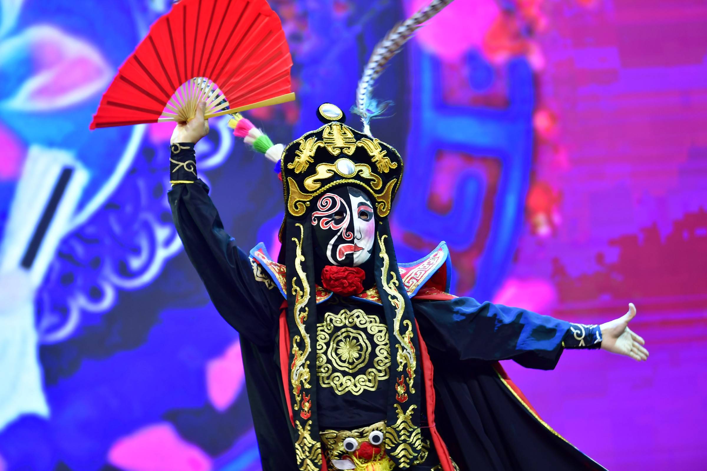 川剧变脸表演现场《大国芬芳英姿》表演现场下午3点,活动现场鼓乐声震