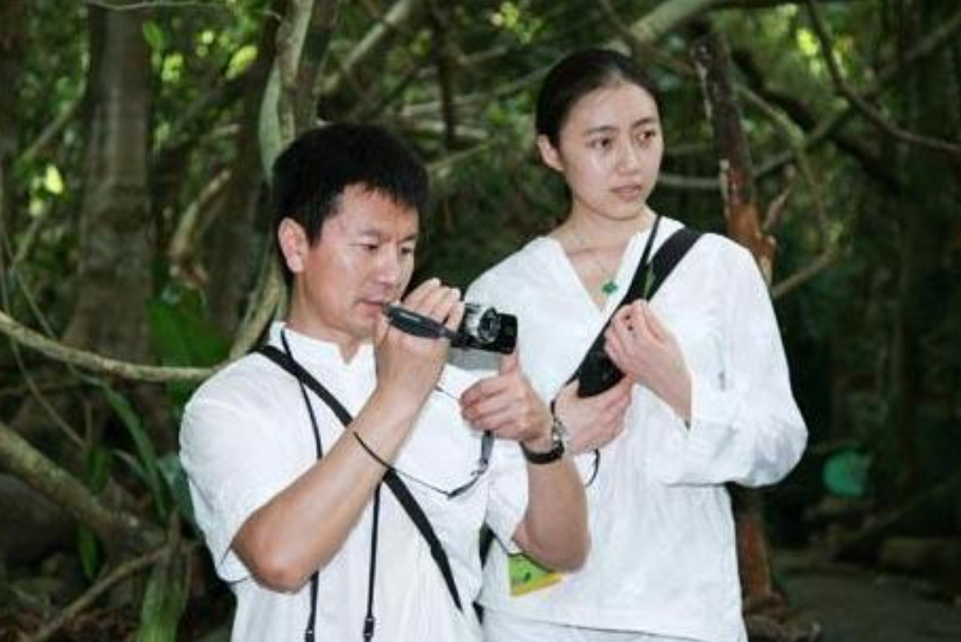 著名演员吴若甫:当红时被绑架,44岁娶22岁妻子,如今怎么样了?