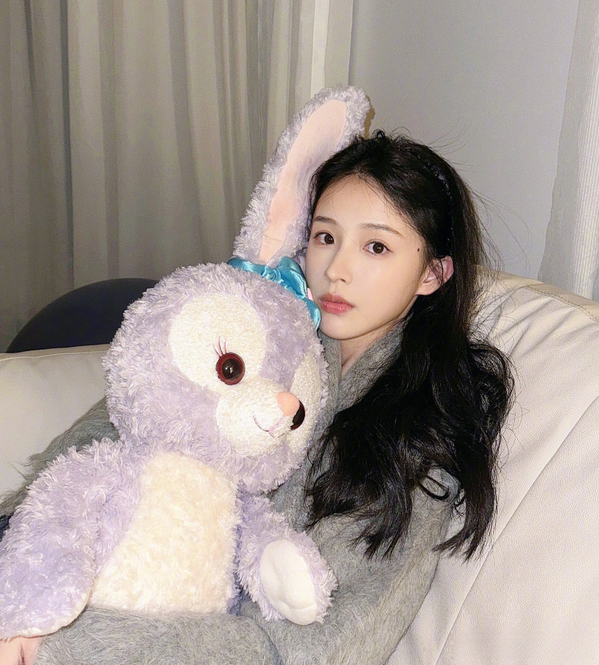 腹肌"马甲线"回来了,周二珂晒健身美照,眼睛都p到手机上了