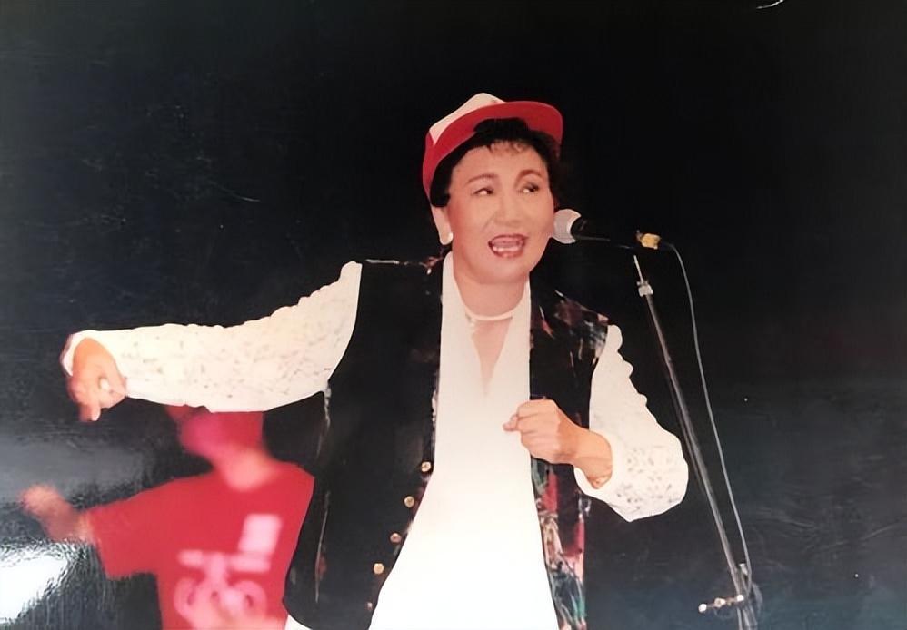 春晚一句台词识破潜伏间谍,去世23年的赵丽蓉,仍被官媒发文缅怀