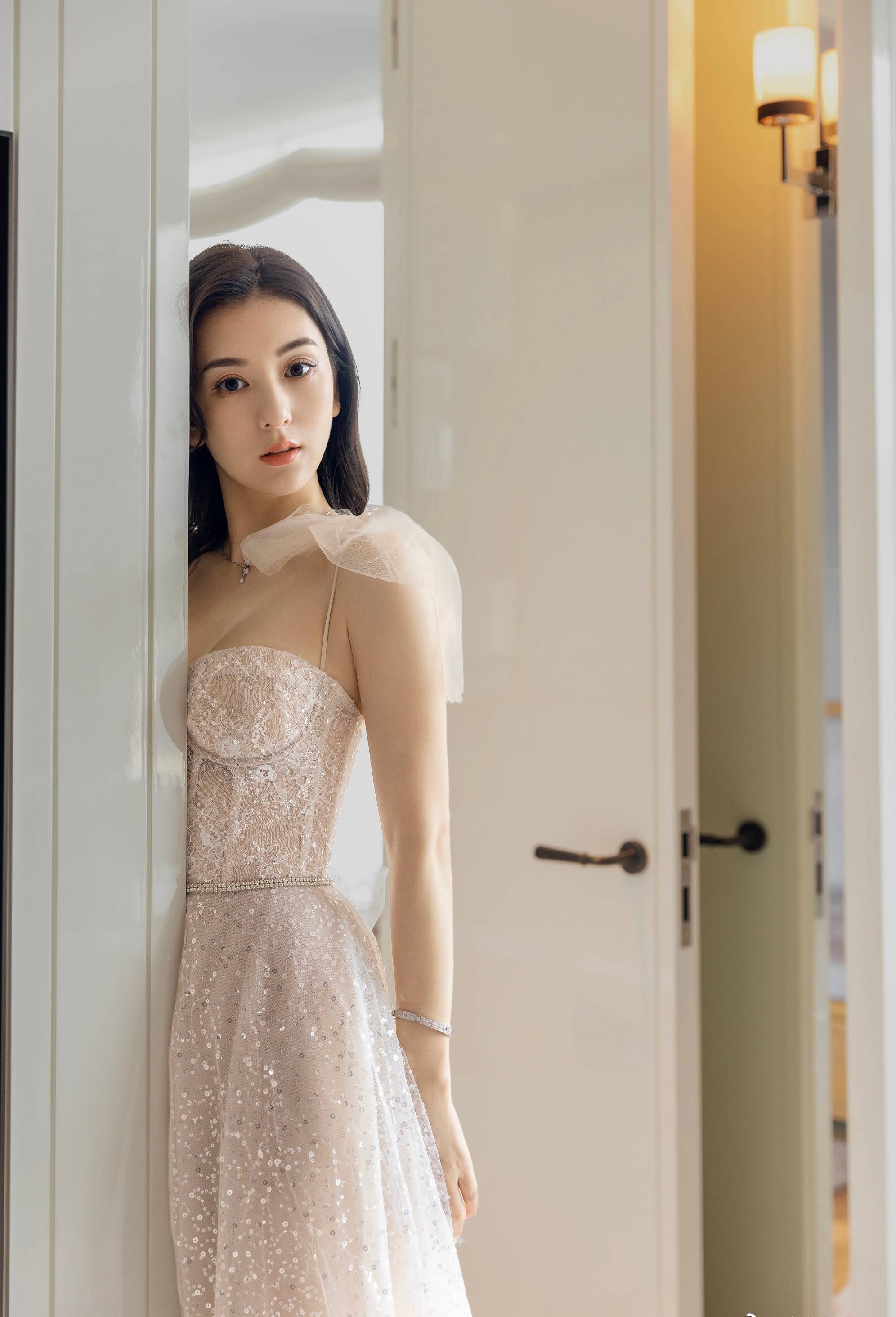 天王嫂方媛穿搭新高度,黑色内衣配豹纹外套彰显性感身材!