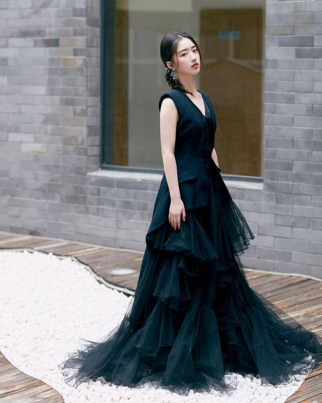 2,黑色v领薄纱礼服,御姐范十足邓恩熙的年龄虽然不大,但是形象和气质