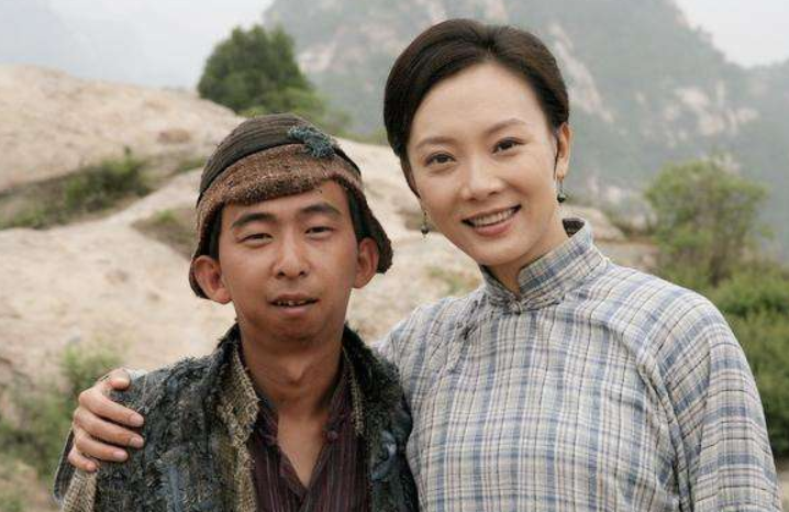 2012年,巨兴茂从中戏毕业,和郭靖宇一起执导了电视剧《打狗棍,凭借
