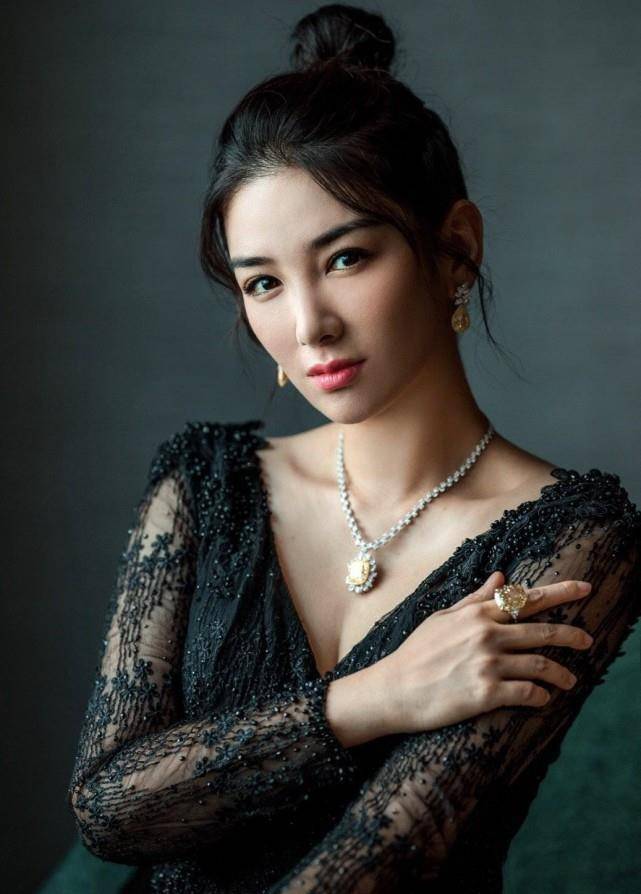 那么,黄奕该受到怎样的处罚,才能让她知道自己的错误呢?