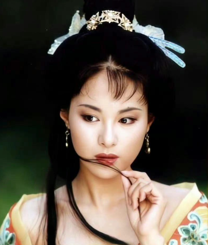 26年前,"初出茅庐"的沈傲君搭档着天王郭富城,合拍百事可乐的广告正式