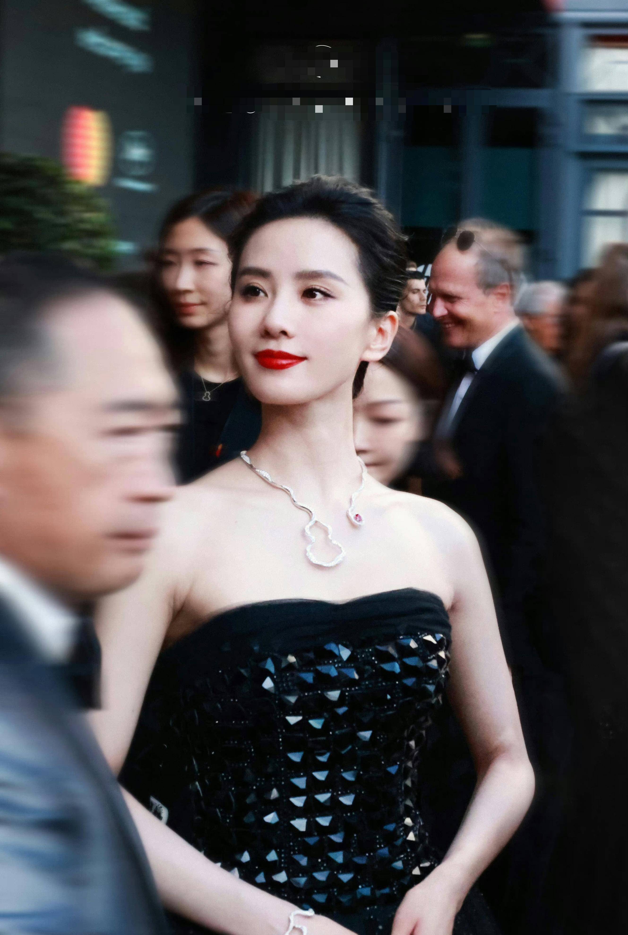戛纳这一夜:"黑金天鹅"刘诗诗力压群芳 红唇黑裙成红毯最美明珠
