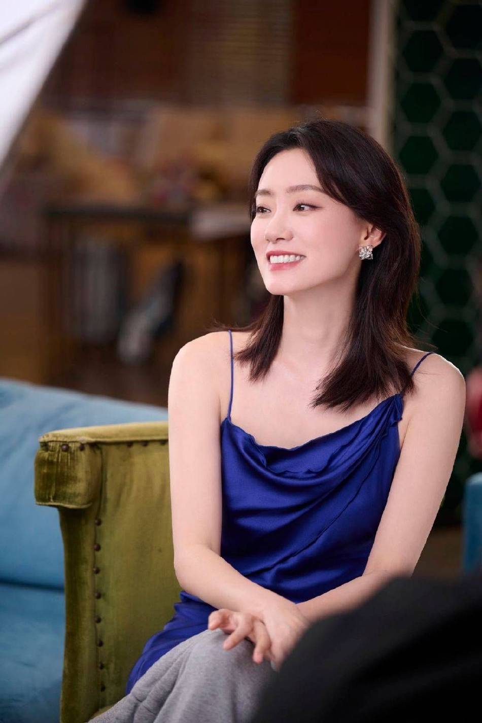 张小斐穿蓝紫色吊带裙大秀香肩!肤白貌美大美腿性感撩人