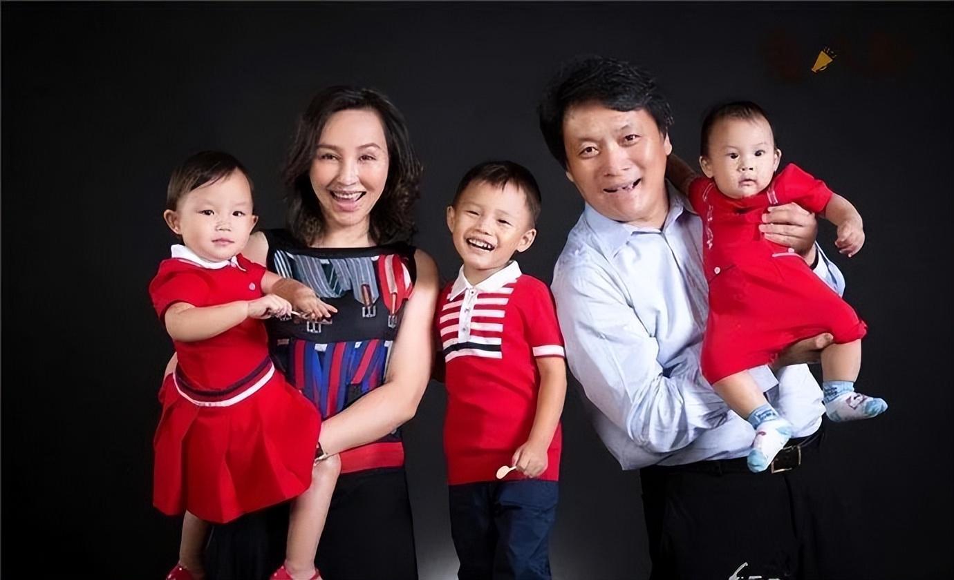 在他心里,岳丽娜才是他们这个家庭的大家长,是她成就了自己,是她的大