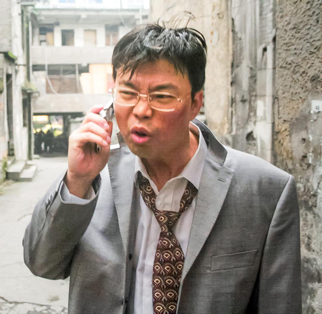 当主要角色开始使用石头来获取财富时,一个黑帮头目对石头产生了兴趣.