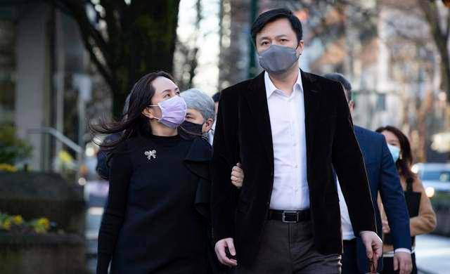 孟晚舟最新照片太惊艳了!穿黑色大衣气质温柔,戴上电子肩真的很文静