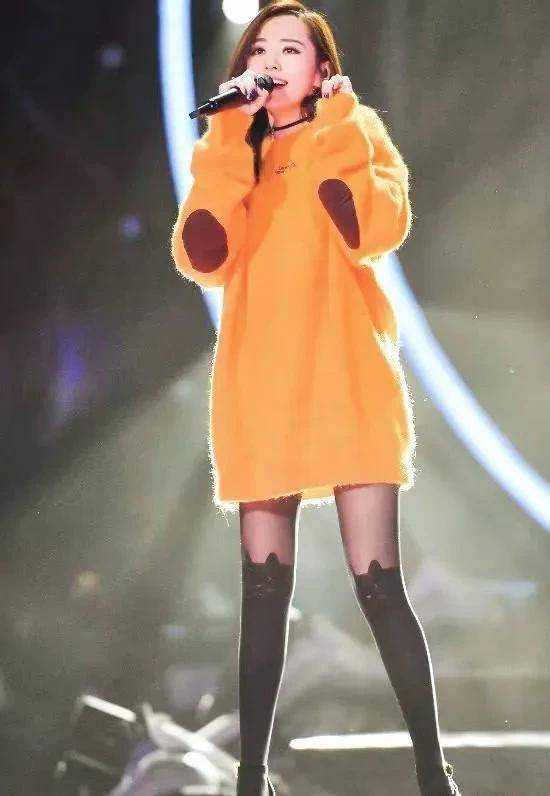 当歌手张靓颖穿上丝袜时,粉丝们都说:不仅歌唱得好,而且有气质