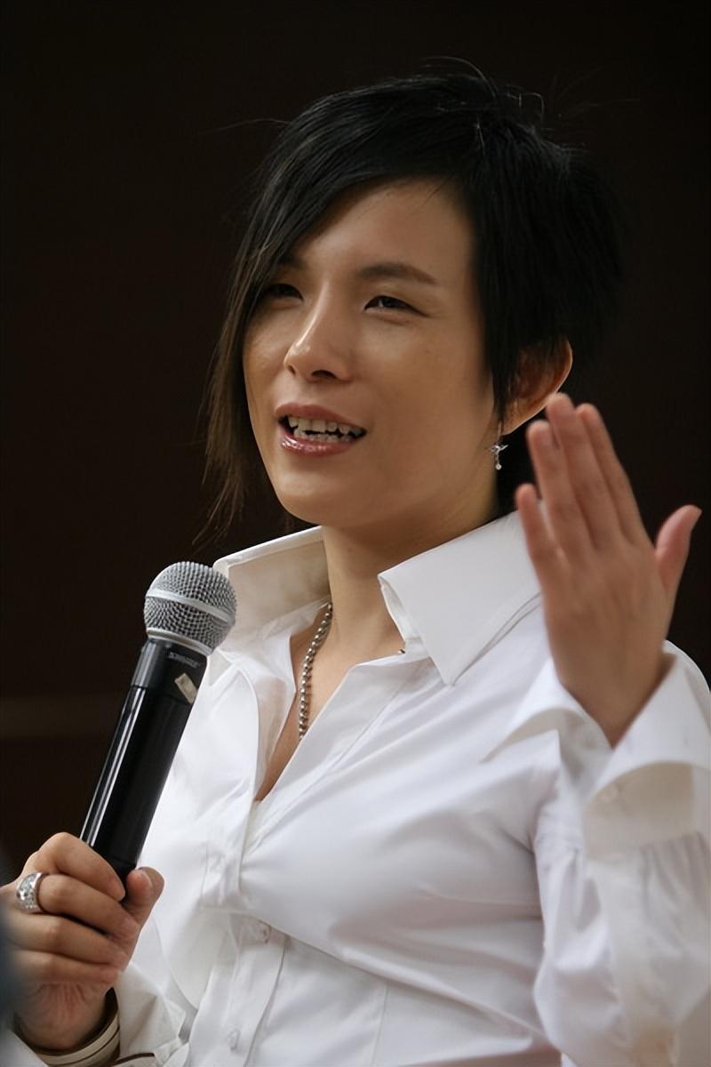 男女通吃的潘美辰,因一张满脸胡茬的照片,彻底撕下了她的遮羞布