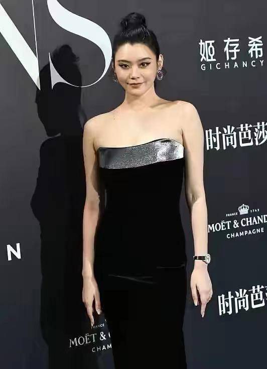 奚梦瑶胖到认不出来!抹胸礼服勒出"副乳"真壮硕,肩宽体胖头太小