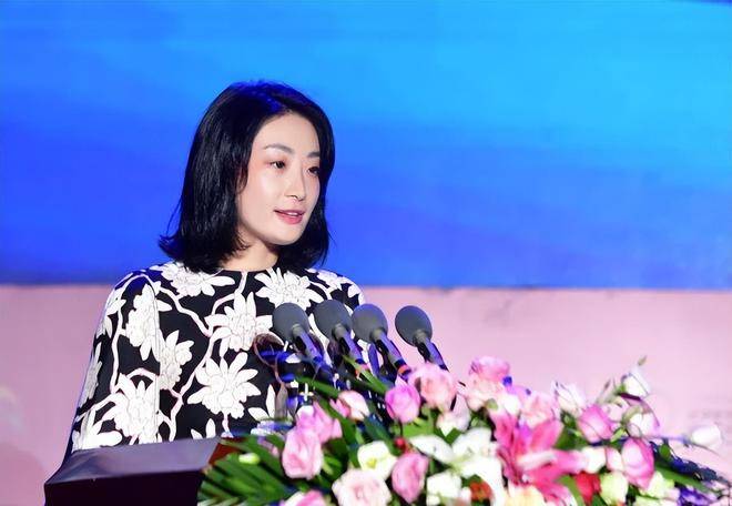 42岁宗馥莉至今未婚,曾直言不喜欢王力宏