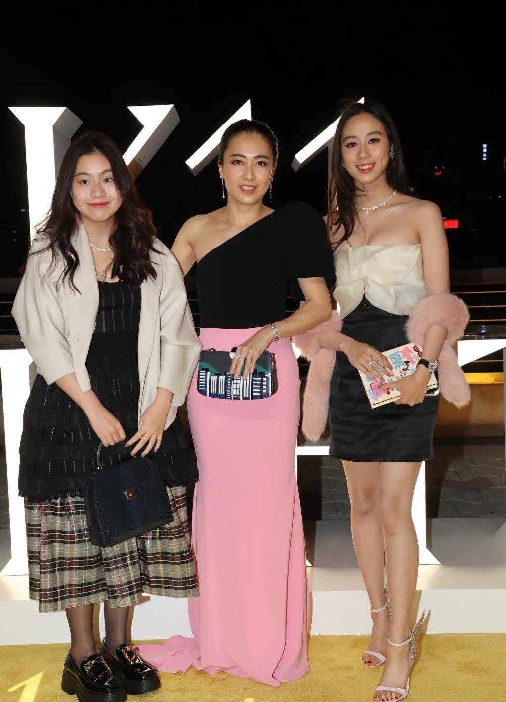 百亿豪门阔太黎姿甘比出席派对,两人全程坐一起,感情好似闺蜜