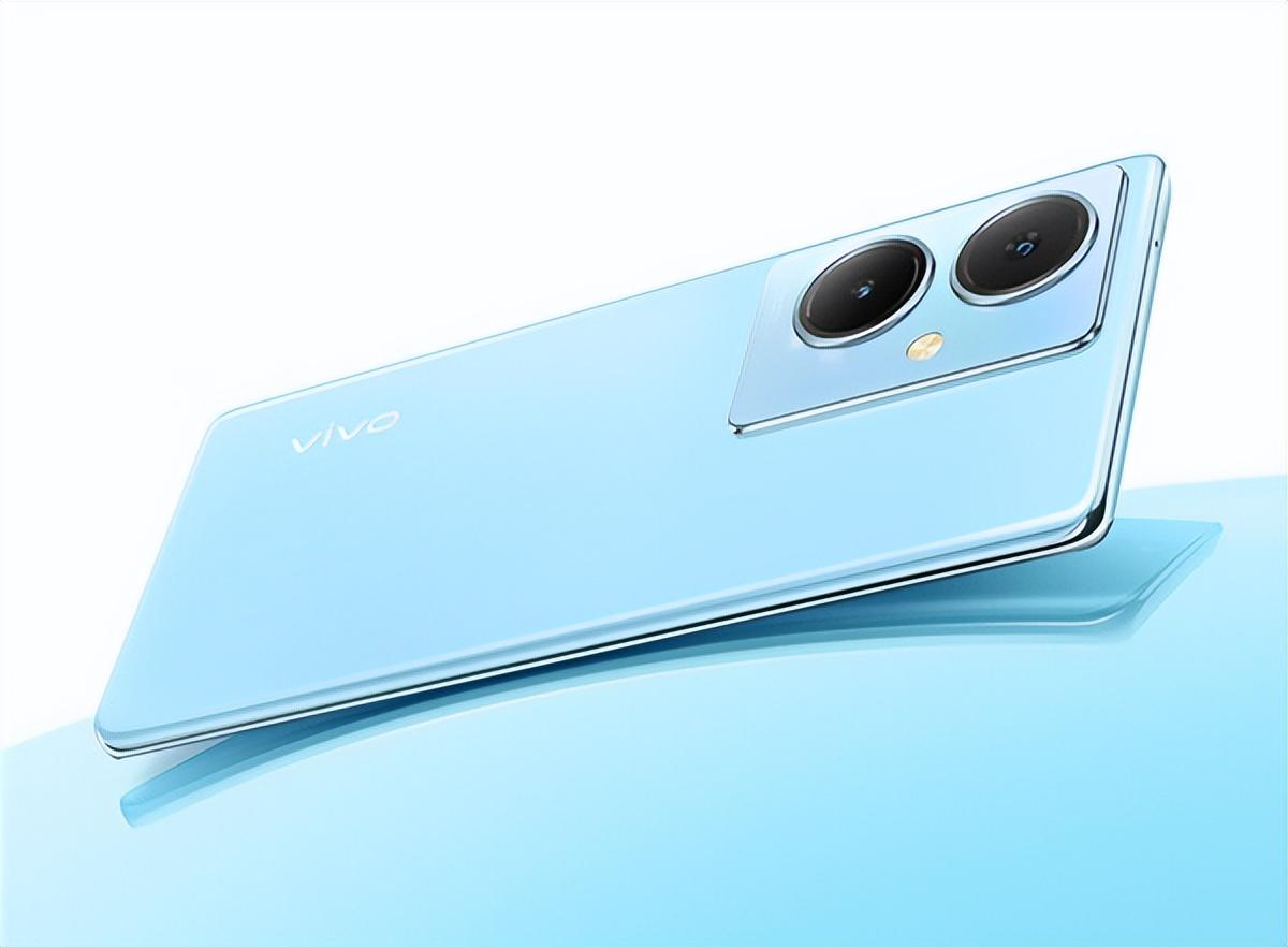 78寸的屏幕,并且是120赫兹的刷新率,oled曲面屏,基本上和荣耀x40那个