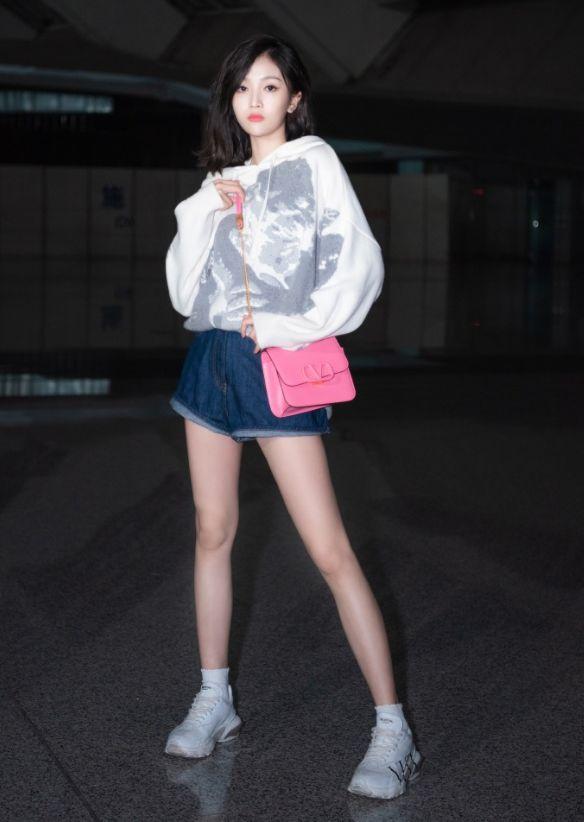 吴宣仪卫衣配短裙玩下衣失踪还不够,搭绑带袜超绝