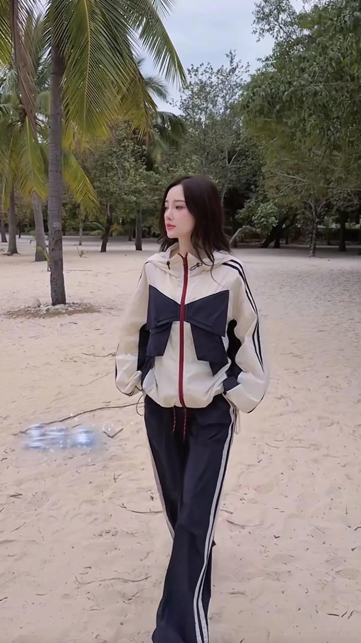 李小璐最新穿搭:防晒衣 短裤,身材比例绝了,美得不像43岁