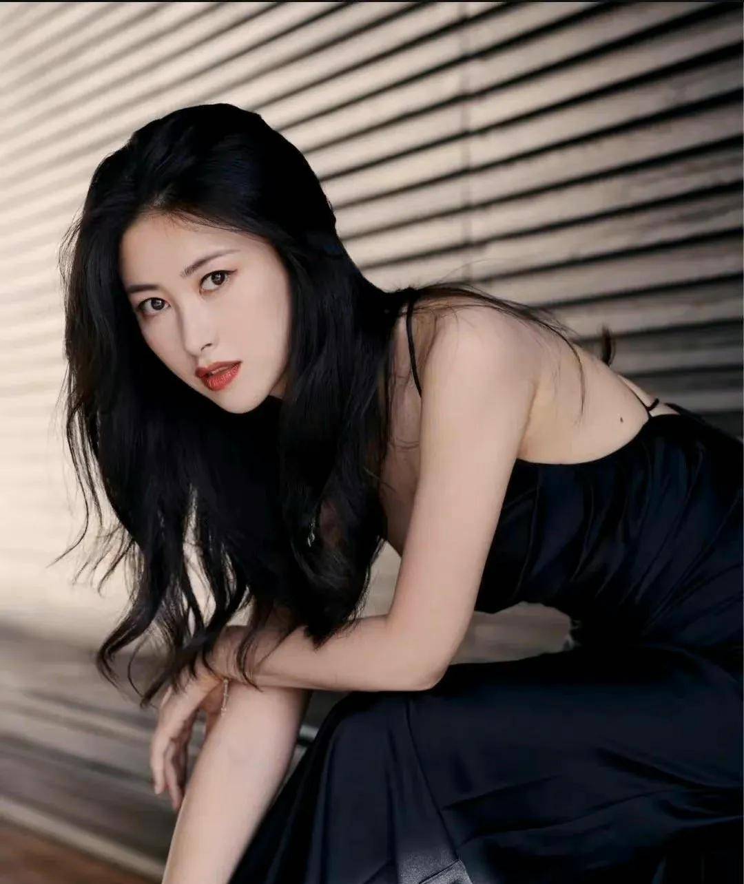 朱珠艳而不妖,身材时尚玲珑,让人一眼万年,不愧是知性优雅女神