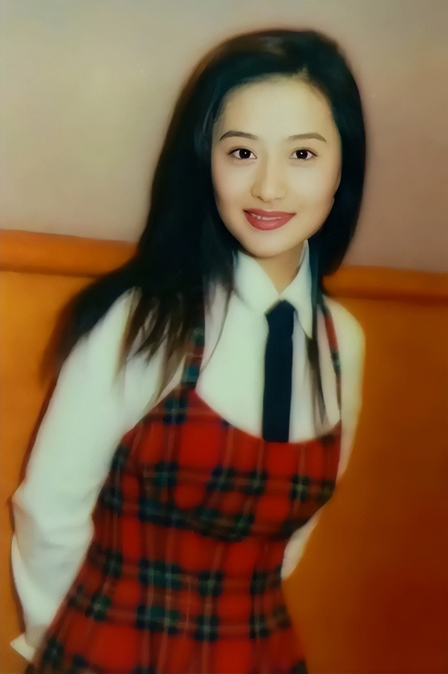 那时候的陈德容也不过是个中学生罢了,看到眼前的陌生人,她吓坏了