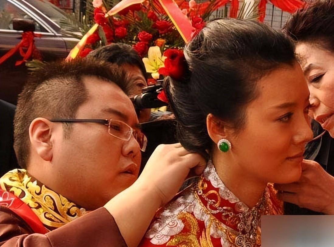 从李兆会为车晓举办的世纪婚礼可以看出,他已经膨胀了,而这些溢美之词