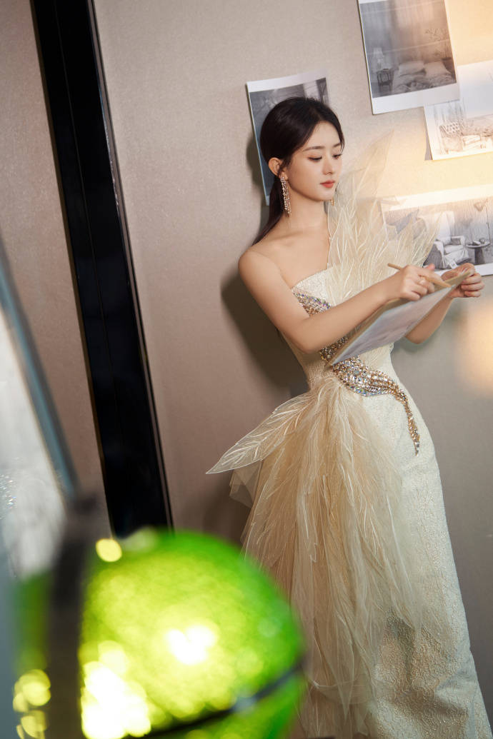 赵丽颖再晒美照,身姿曼妙白皙如雪,落落大方宛如新娘