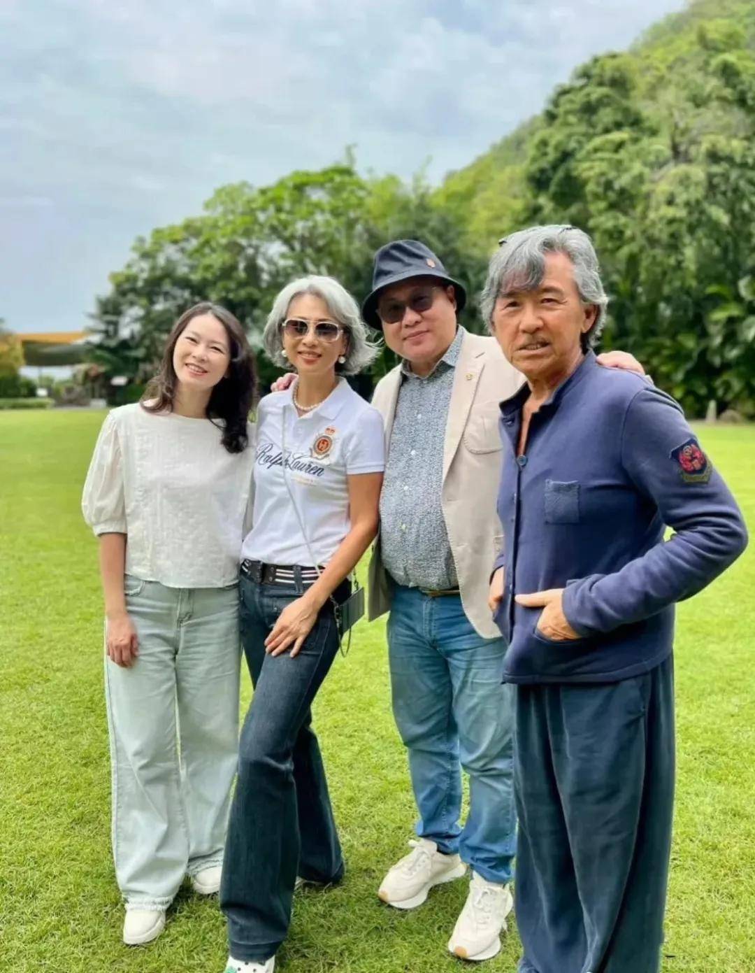 叶倩文夫妻逛公园,她63岁白发苍苍仍貌美年轻,林子祥十足老爷爷,宛如