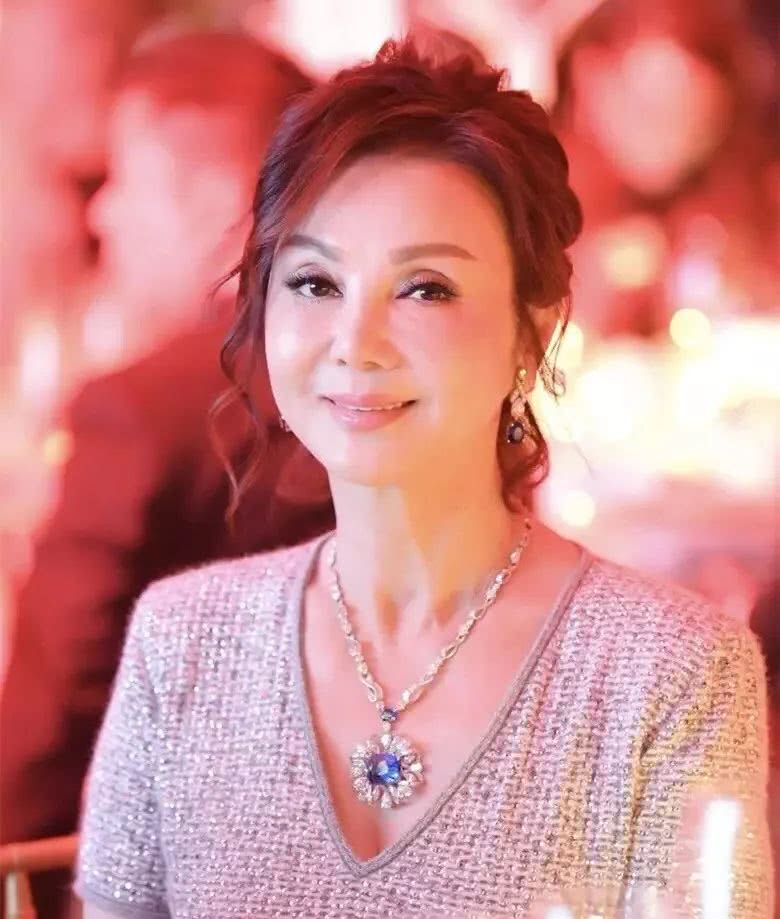 她是小婉君,嫁豪门生5子后丈夫爱上王祖贤,婆婆霸气给4亿离婚费