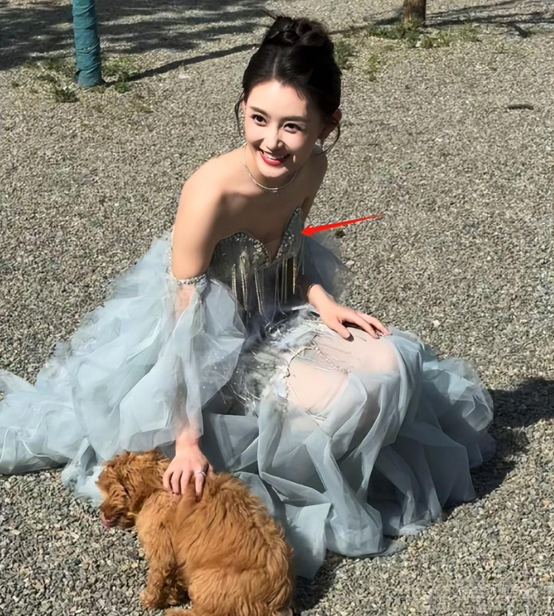 北京这一夜,陈紫函和蒋依依妖艳动人,败给了全"裹"出镜的倪萍