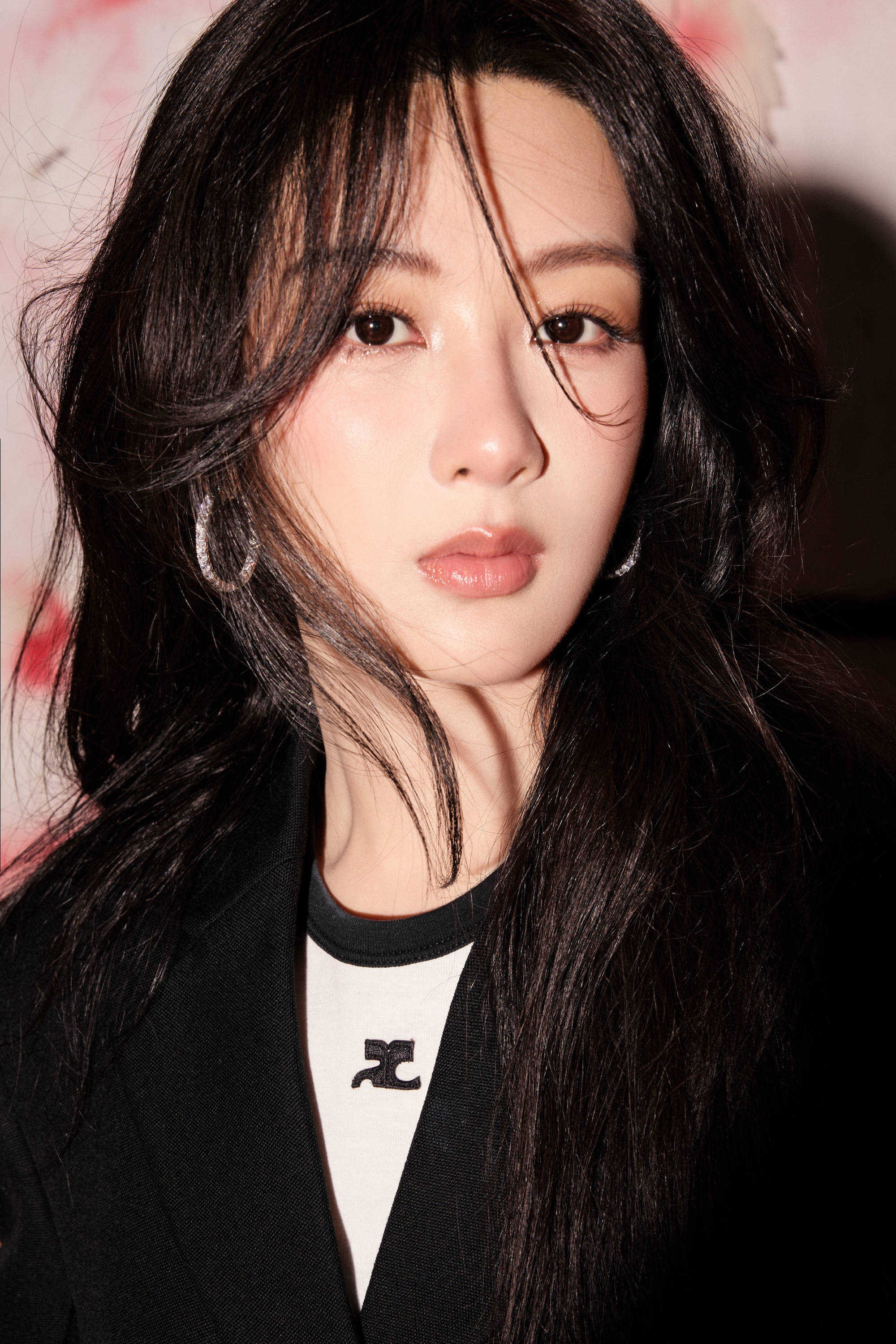 杨紫久违现身参加活动,不仅造型引争议,现场人气也被质疑